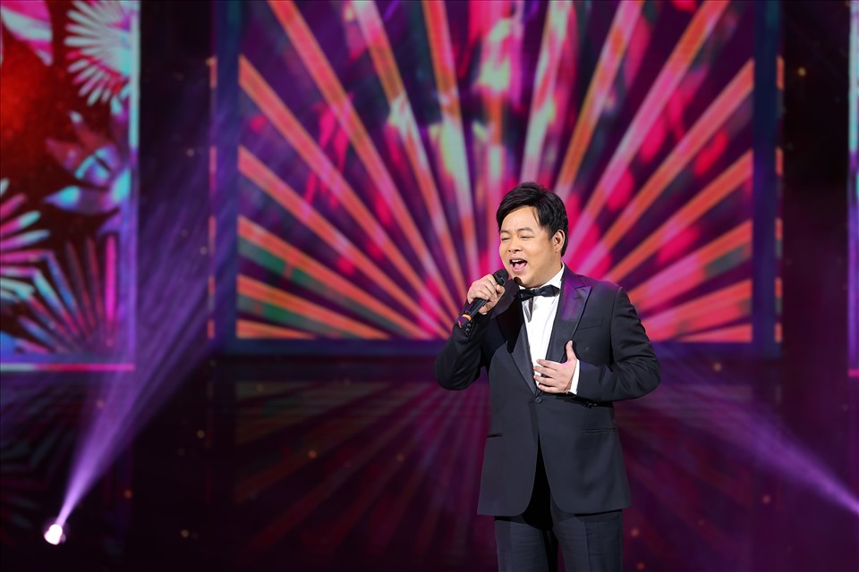 Nam ca sĩ Quang Lê thể hiện giọng hát ngọt ngào với 2 ca khúc “Hoa sứ nhà nàng” và “Mùa đông của anh“. Ảnh: BTC
