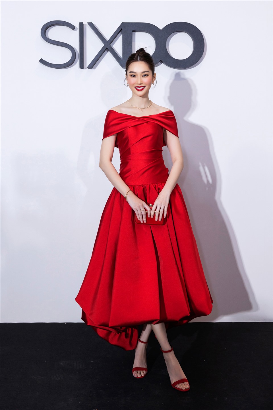 Hoa hậu Việt Nam 2012 - Đặng Thu Thảo lạ chọn một thiết kế màu đỏ rực rỡ, khoe vóc dáng mảnh mai. Ảnh: Kiếng Cận