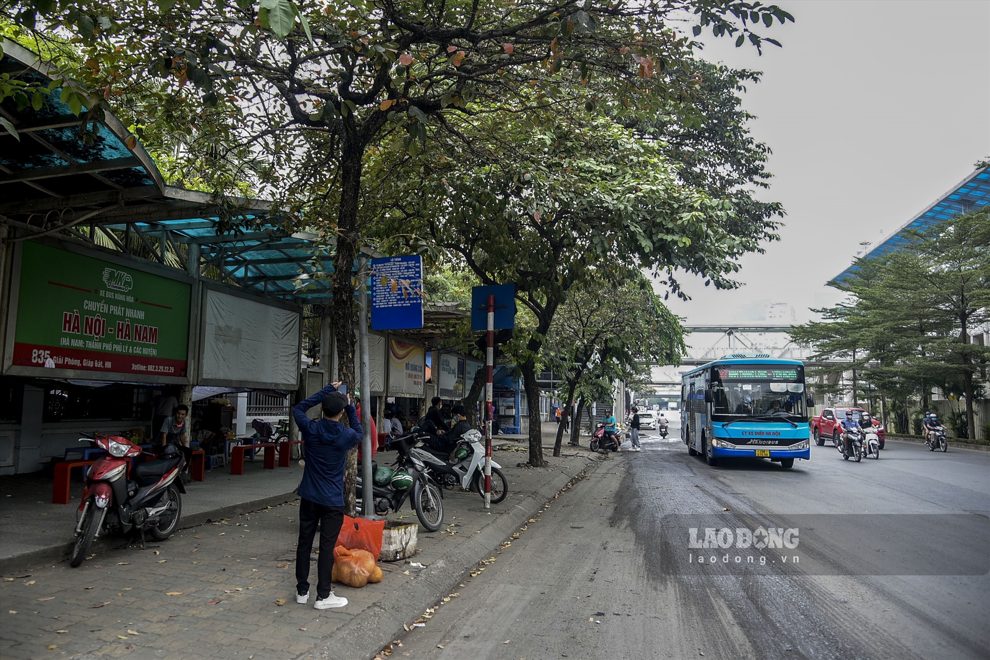 Ngày 13.11, theo ghi nhận của Lao Động, tại các nhà chờ xe buýt trong nội thành Hà Nội, không khó để bắt gặp một số nhà chờ xe buýt bị chiếm dụng thành nơi tụ tập, buôn bán nước giải khát, đồ ăn.