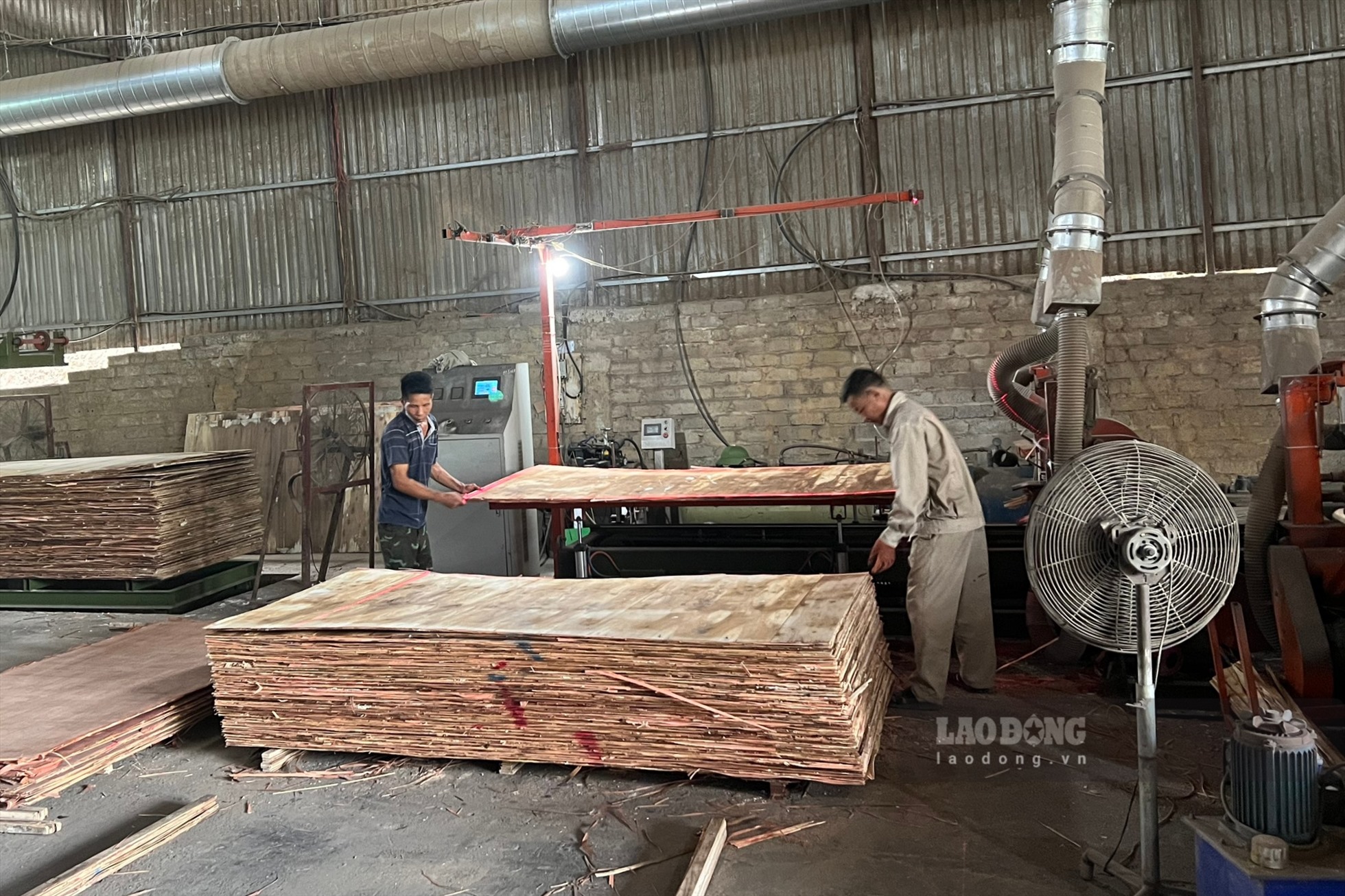 Các chủ cơ sở chế biến gỗ mong muốn các công nhân sẽ cùng doanh nghiệp vượt qua giai đoạn khó khăn.