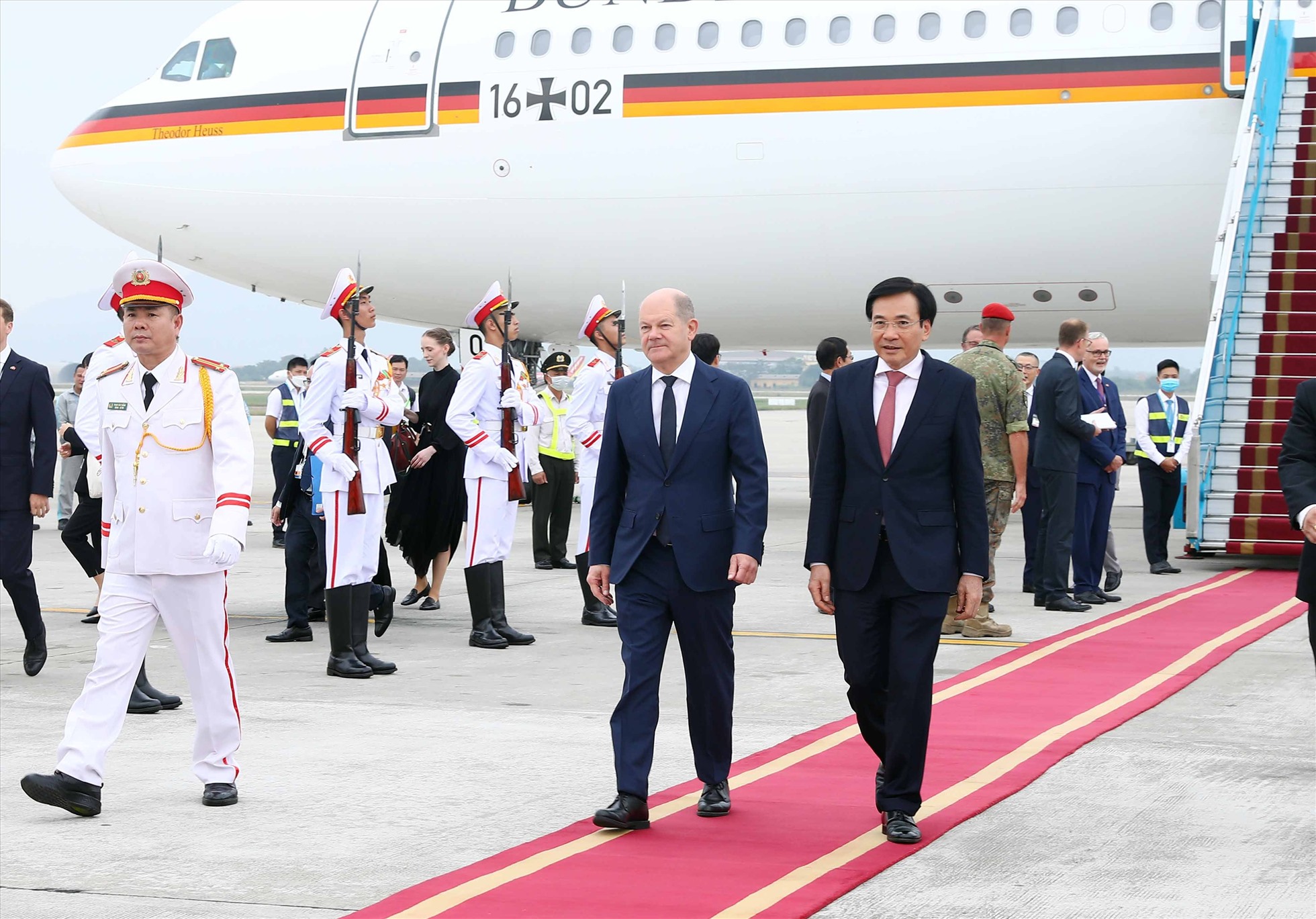 Thủ tướng Đức tới sân bay quốc tế Nội Bài, Hà Nội chiều 13.11. Ảnh: Hải Nguyễn