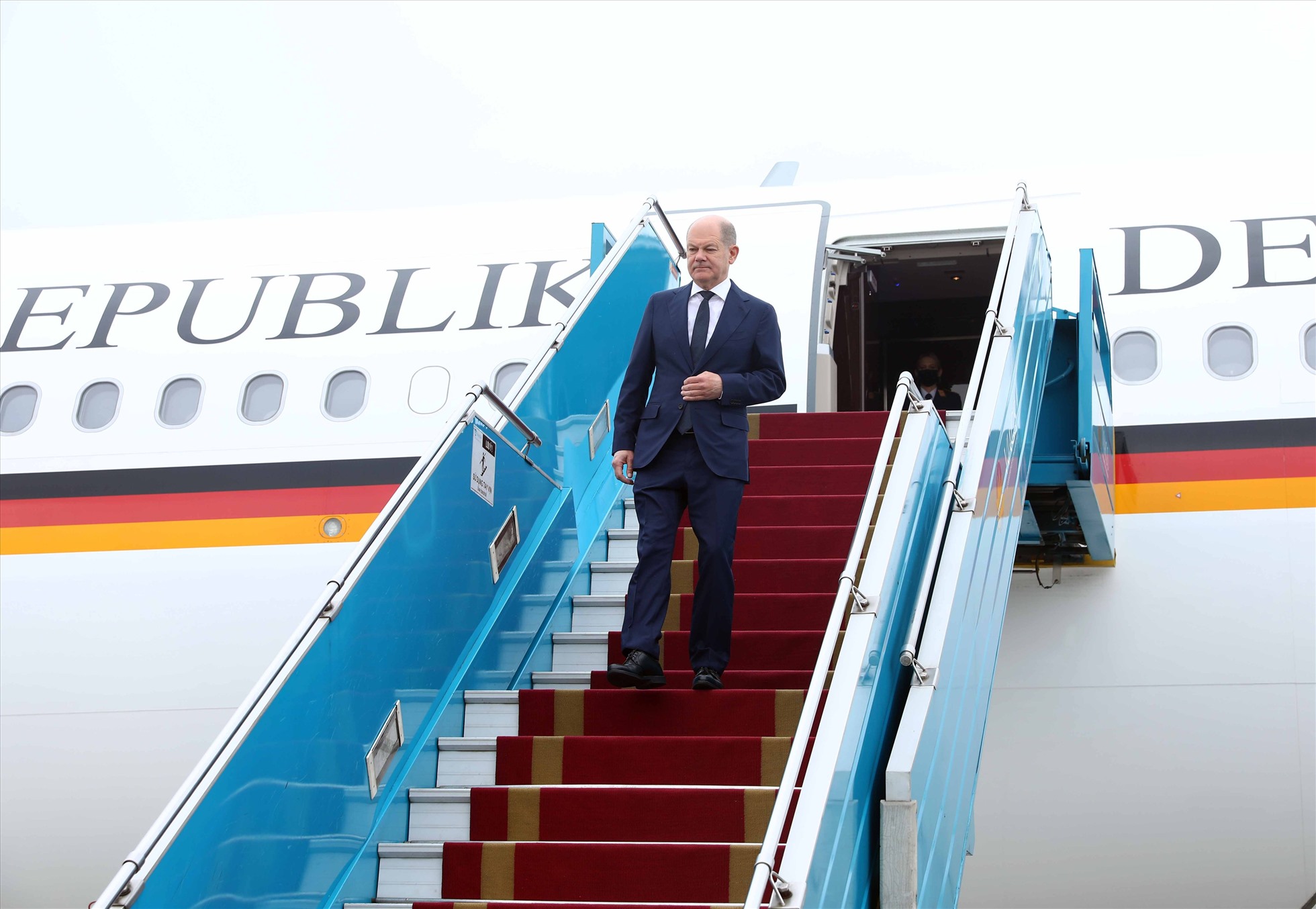 Thủ tướng Đức tới sân bay quốc tế Nội Bài, Hà Nội chiều 13.11. Ảnh: Hải Nguyễn