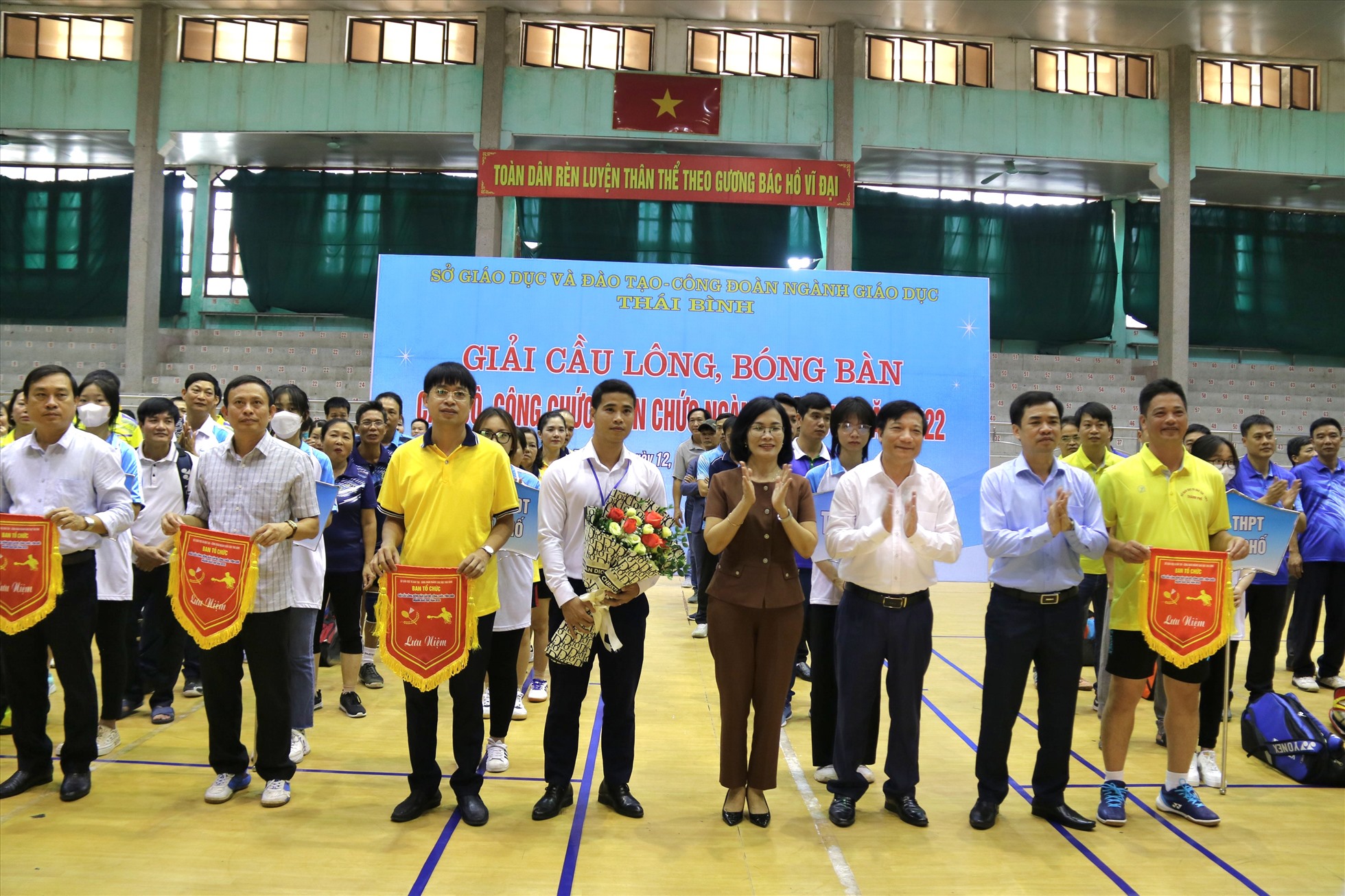Lãnh đạo Sở VHTT&DL, Sở GD&ĐT, Liên đoàn Lao động tỉnh Thái Bình tặng hoa và cờ lưu niệm cho các đội tham gia giải cầu lông, bóng bàn ngành giáo dục năm 2022. Ảnh: B.M