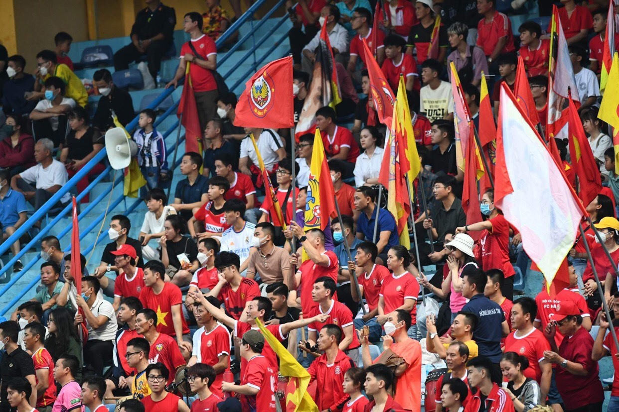 Dù số lượng không nhiều nhưng các cổ động viên áo đỏ cũng đã tạo nên bầu không khí sôi động, tiếp sức cho đội bóng của huấn luyện viên Nguyễn Thành Công.