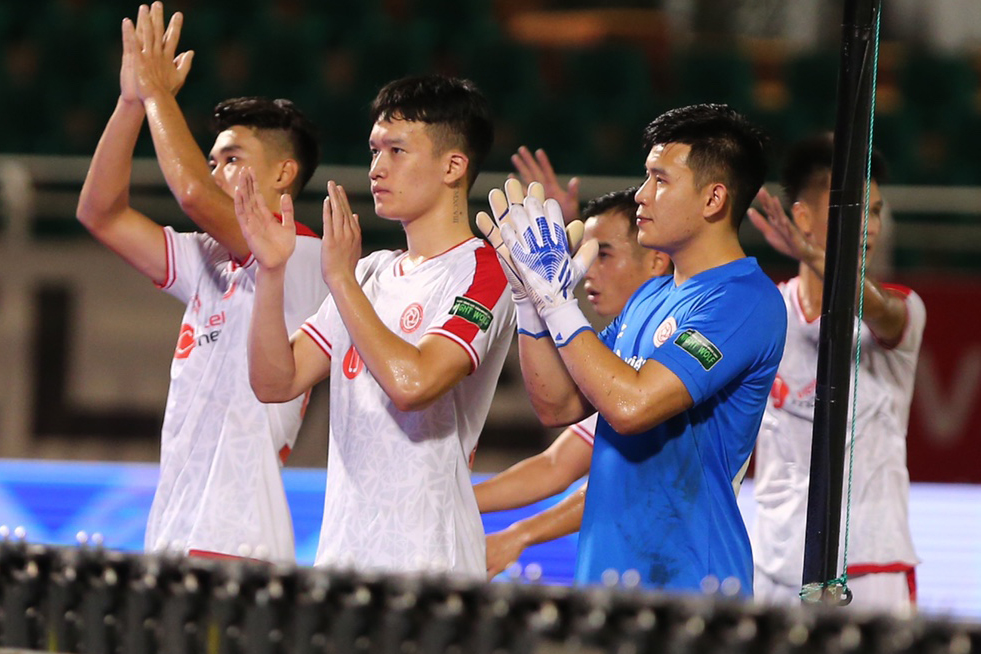 Viettel với khoảng cách 8 điểm ít hơn Bình Định đã chắc chắn không thể lọt vào top 3 V.League 2022. Trong khi đó, TPHCM leo lên vị trí thứ 9 vì bằng điểm Đà Nẵng nhưng xếp trên nhờ hiệu số bàn thắng.