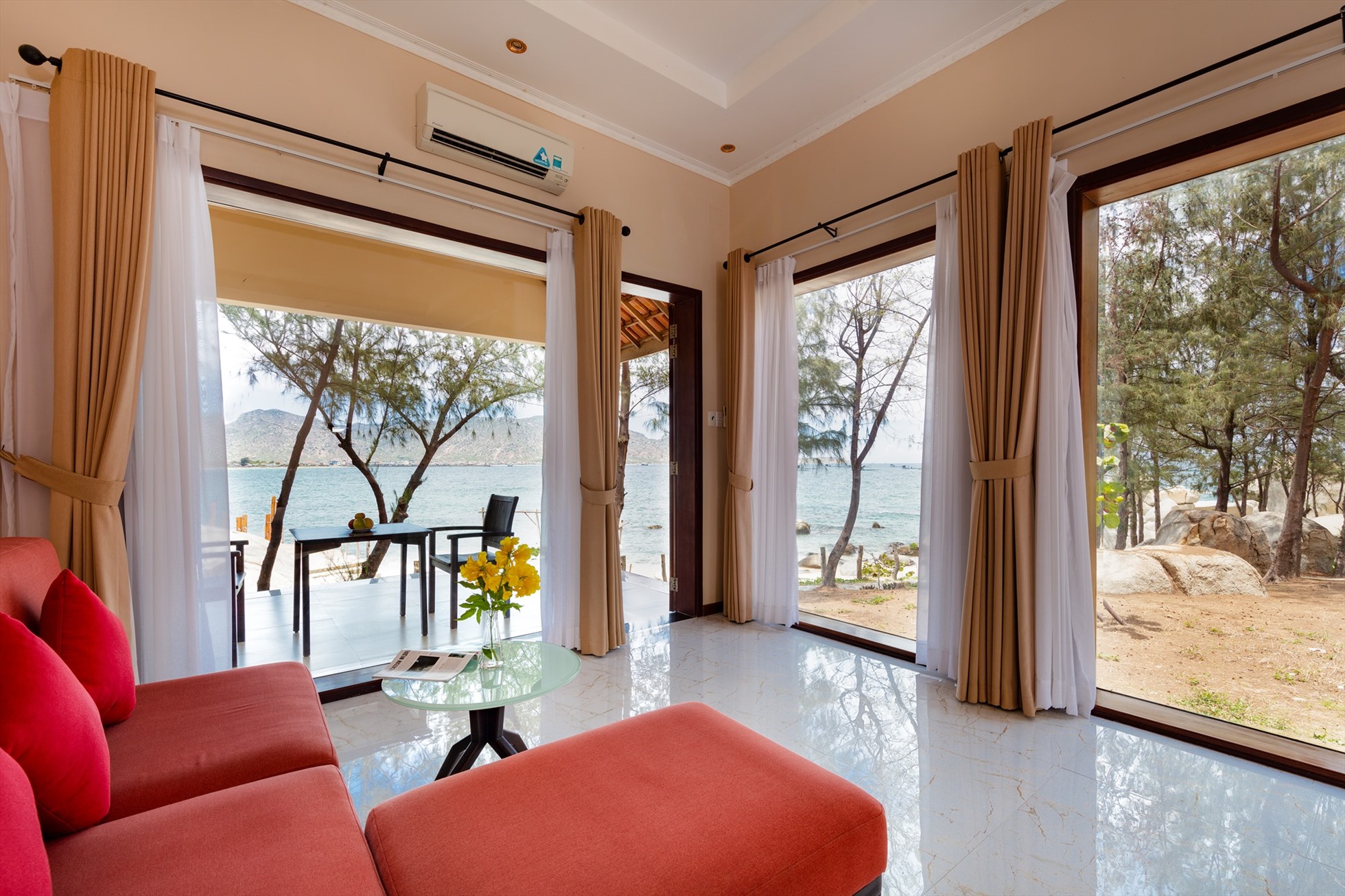 Nội thất sang trọng, không gian thoáng đãn chan hòa với thiên nhiên Ảnh: Hòn Cò Resort - Cà Ná