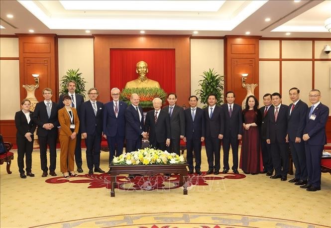 Tổng Bí thư Nguyễn Phú Trọng và Thủ tướng Đức Olaf Scholz cùng các đại biểu chụp ảnh chung. Ảnh: TTXVN