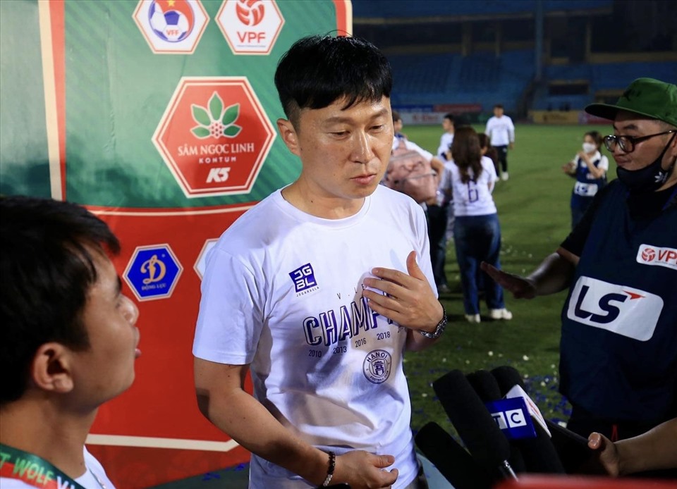 Huấn luyện viên Chun Jae Ho chia sẻ niềm vui sau chức vô địch của Hà Nội. Ảnh: H.A
