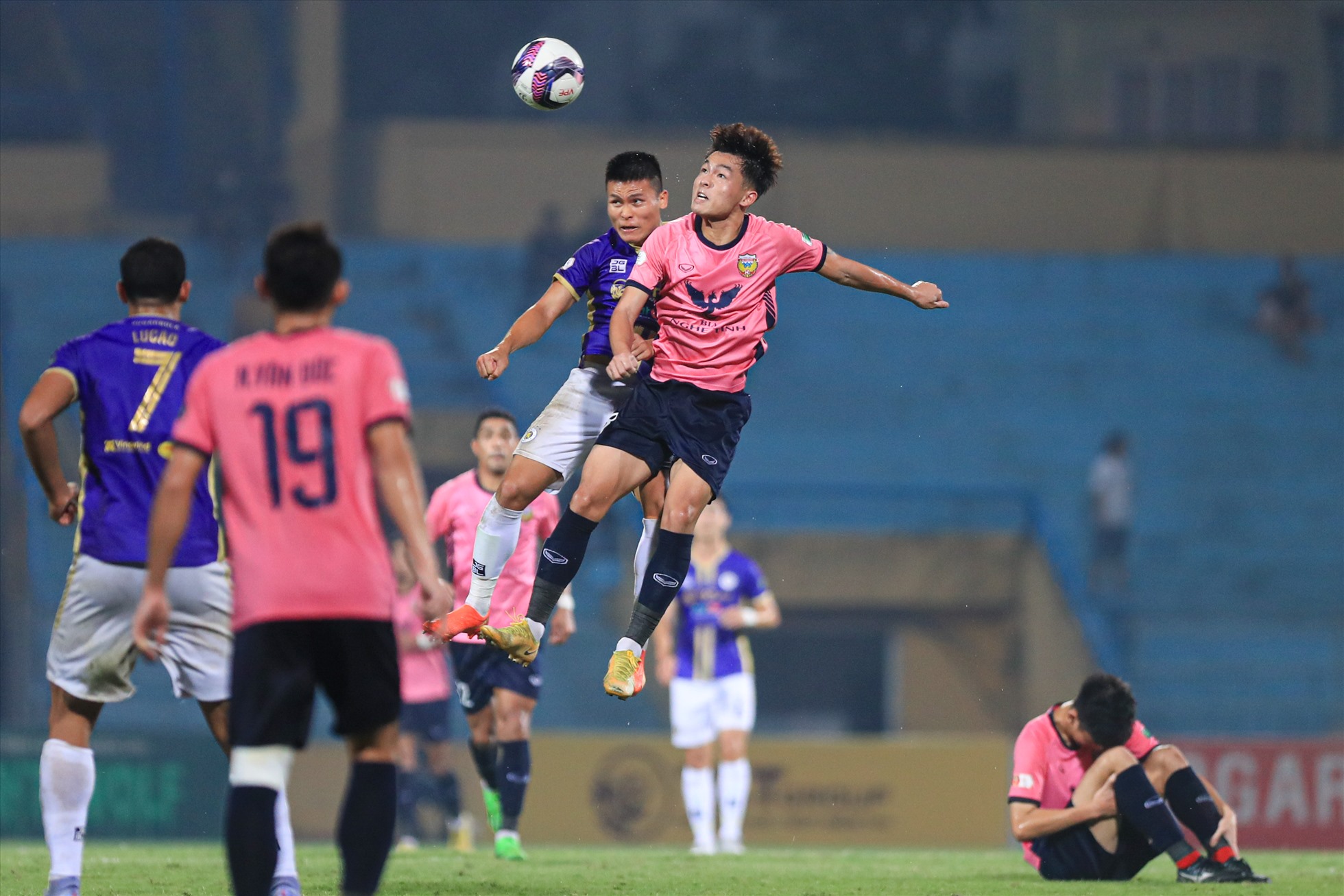 Kết quả 1-0 được duy trì hết hiệp 1 trận đấu, bước sang hiệp 2, câu lạc bộ Hà Nội vẫn là đội nắm thế chủ động.