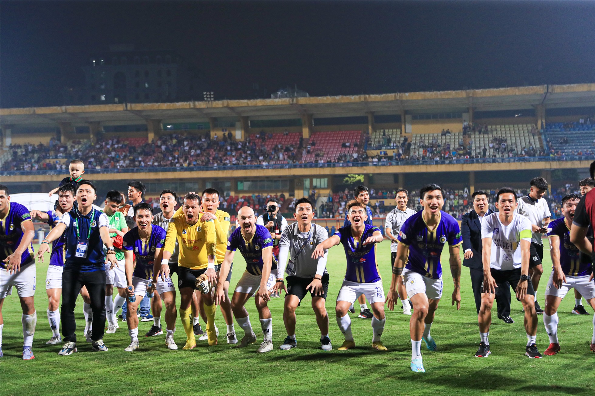 Các cầu thủ câu lạc bộ Hà Nội ăn mừng chức vô địch Night Wolf V.League 2022 cùng khán giả.