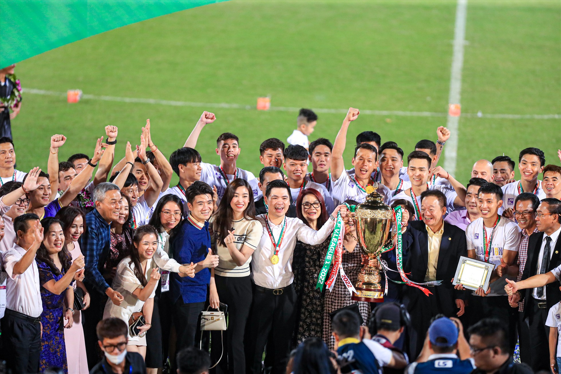 Gia đình bầu Hiển, chủ tịch câu lạc bộ Hà Nội Đỗ Vinh Quang nâng cao chức vô địch.