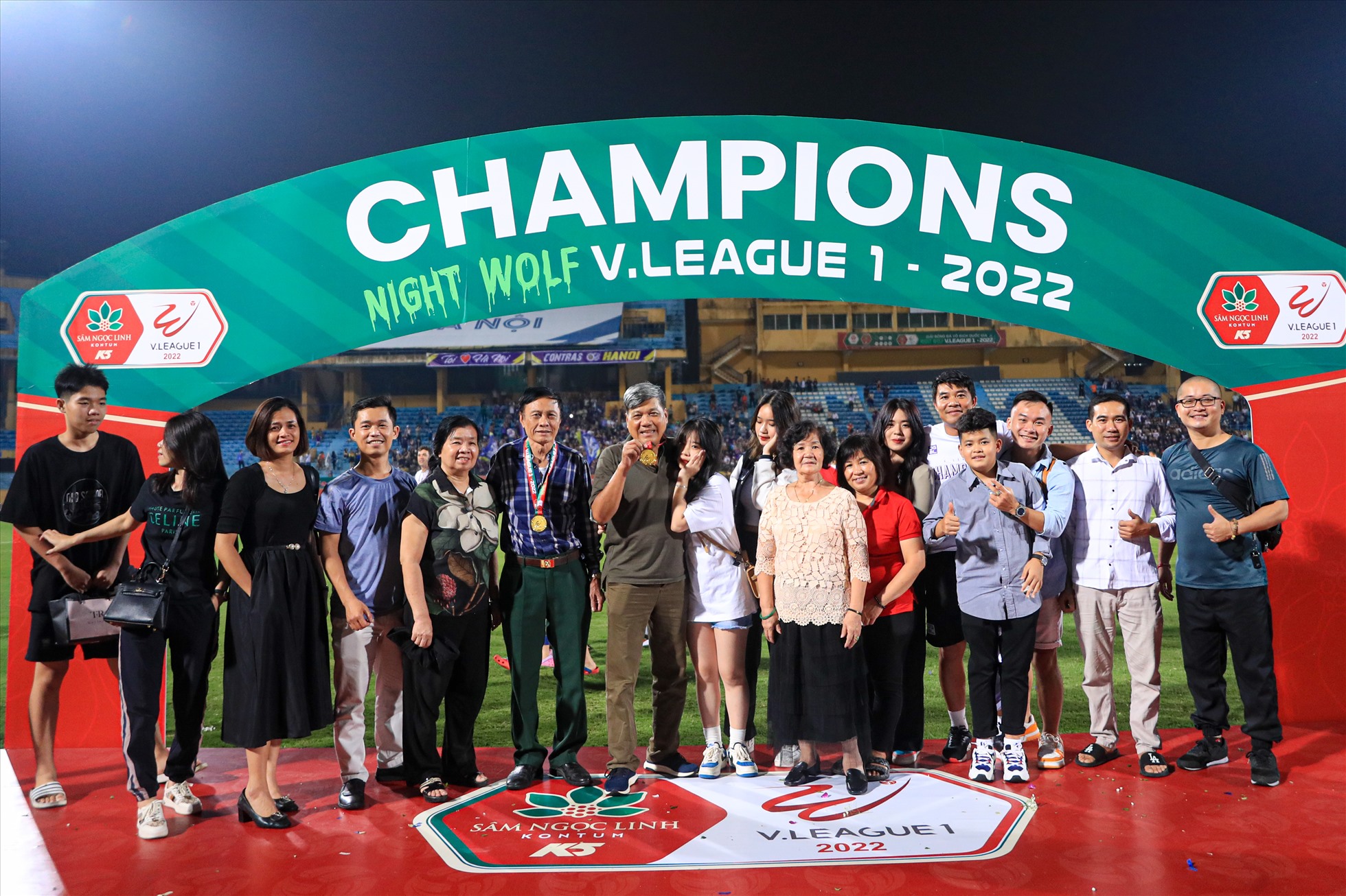 Gia đình các cầu thủ câu lạc bộ Hà Nội cũng có mặt để ăn mừng chức vô địch.