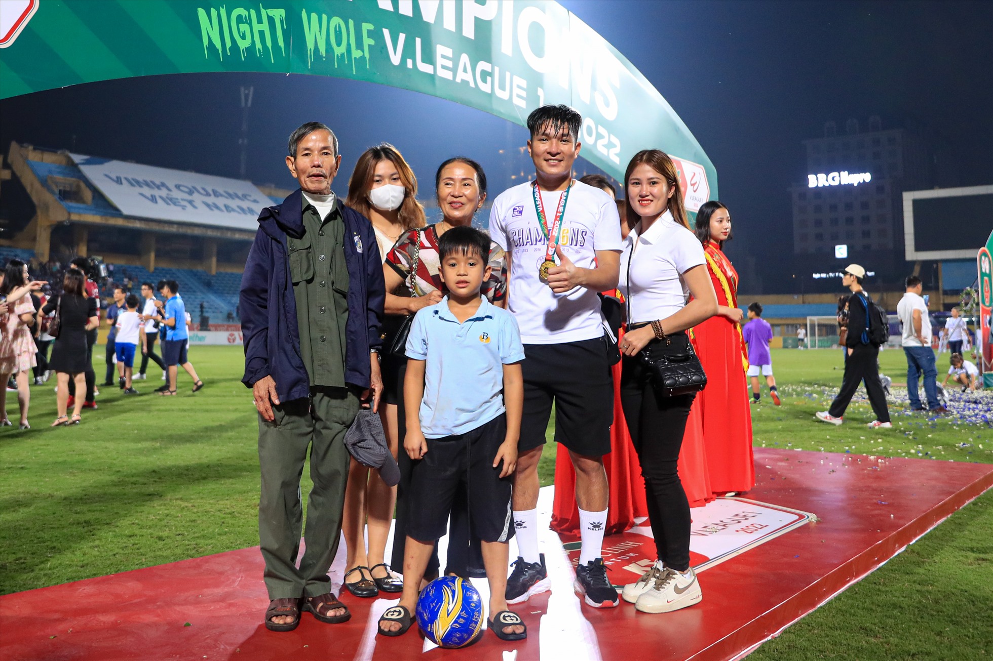 Gia đình tiền vệ Thái Quý tới chung vui với tiền vệ người Quảng Trị.