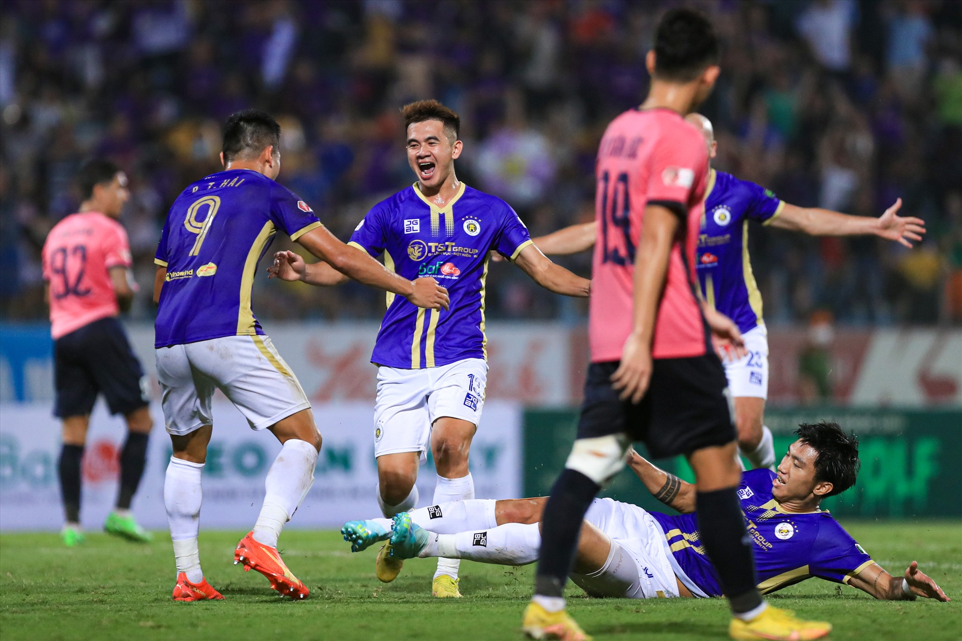 Chiến thắng 2-0 trước Hồng Lĩnh Hà Tĩnh tại vòng 25 Night Wolf V.League 2022 giúp câu lạc bộ Hà Nội vô địch giải đấu sớm 1 vòng.