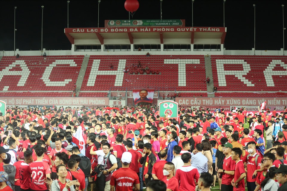 Hàng nghìn cổ động viên tràn xuống sân ăn mừng cùng ban huấn luyện và cầu thủ câu lạc bộ Hải Phòng với sắc đỏ tràn ngập.