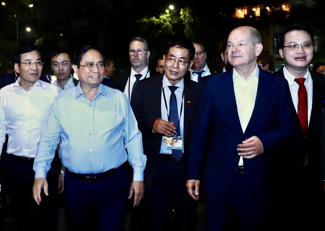 Thủ tướng Phạm Minh Chính và Thủ tướng Đức Olaf Scholz gặp nhau tại cổng đền Ngọc Sơn ngay sau khi kết thúc Hội nghị bàn tròn với các doanh nghiệp Việt Nam - Đức vào tối 13.11. Ảnh: VGP