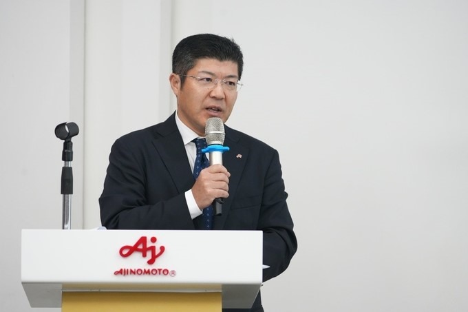 Ông Tsutomu Nara – Tổng Giám đốc Công ty Ajinomoto Việt Nam chia sẻ với báo chí tại chương trình tham quan nhà máy.