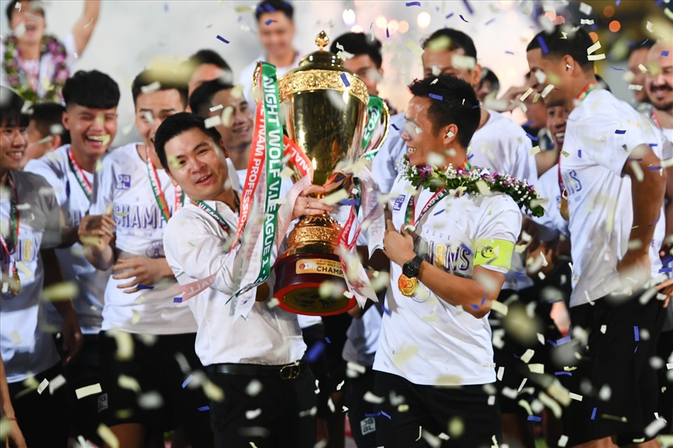 Chủ tịch Đỗ Vinh Quang và tiền đạo Văn Quyết nâng cúp vô địch V.League 2022. Ảnh: Minh Anh