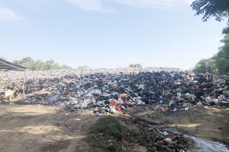 Khối lượng rác ở bãi rác xã Xuân Thành tồn đọng lớn theo thời gian, ảnh hưởng đến môi trường. Ảnh: TT.
