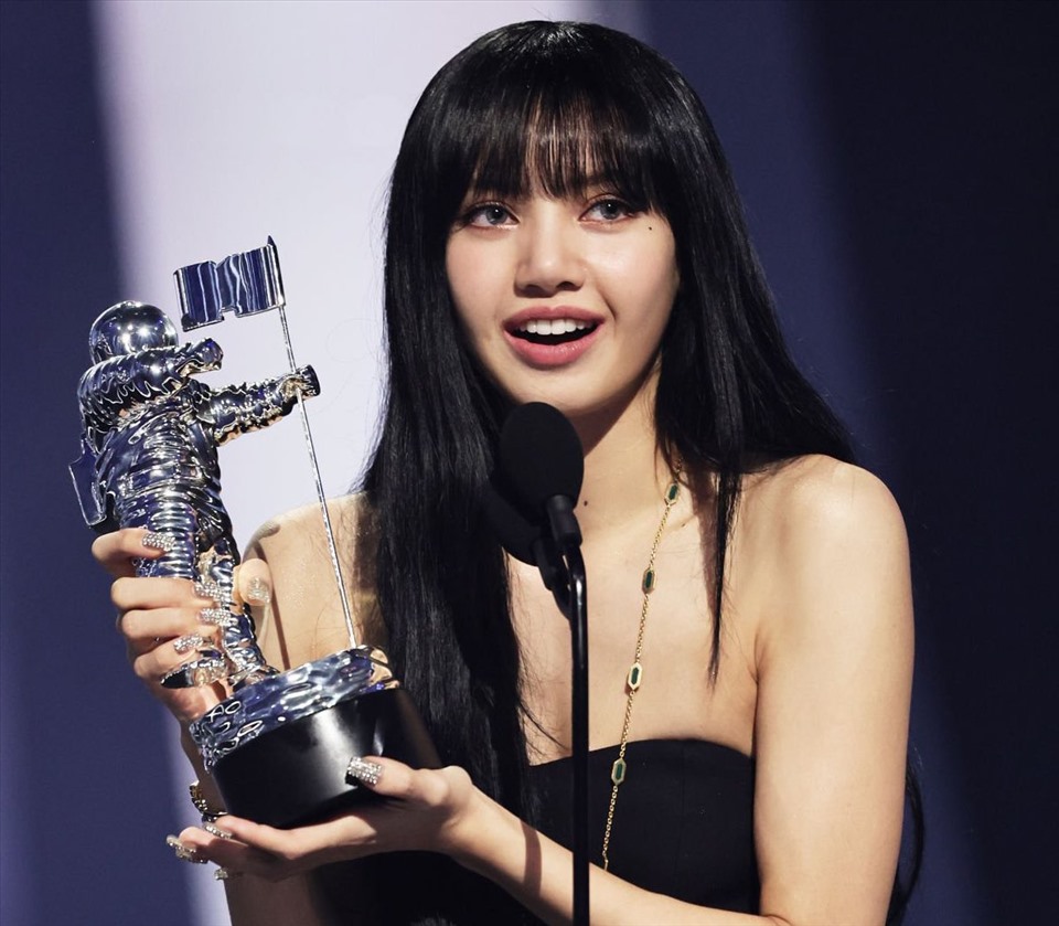 Lisa giành cú đúp khi chiến thắng hạng mục Best Kpop ở cả 2 lễ trao giải MTV EMAs và MTV VMAs 2022. Ảnh: Twitter.