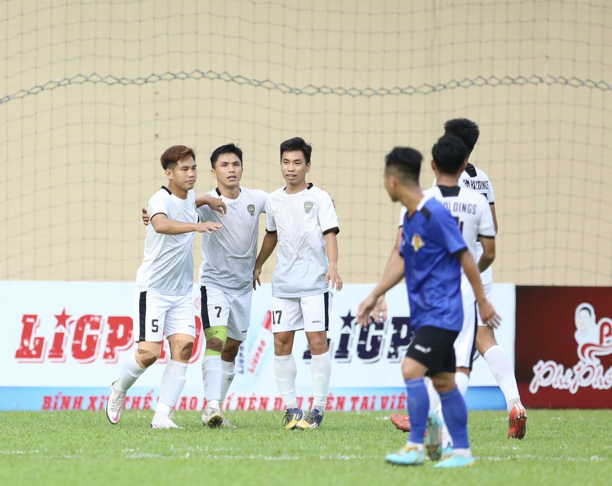Cựu tuyển thủ quốc gia Nguyễn Thành Long Giang (số 5) là một trong số nhiều cựu tuyển thủ quốc gia thi đấu tại Cup Thiên Long 2022. Ảnh: Đ.V