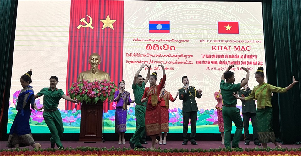 Tiết mục văn nghệ tại lễ khai mạc. Ảnh: L.Nguyên