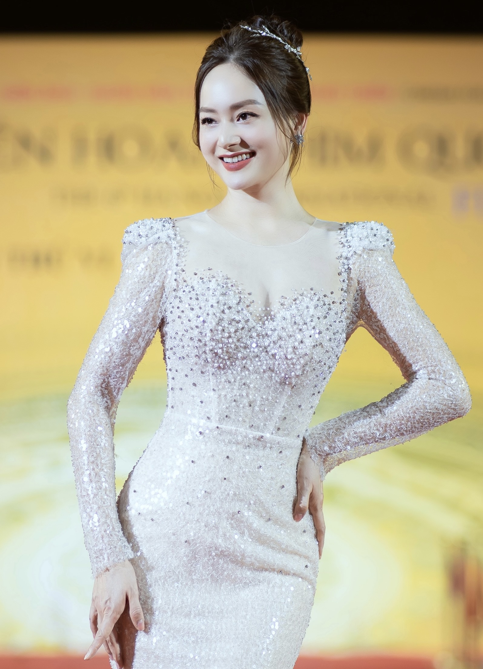 Kiểu trang điểm nhẹ nhàng và cách búi tóc cùng chiếc kẹp kết hợp với phụ kiện trang sức lấp lánh làm tôn lên nước da trắng hồng của nữ diễn viên.