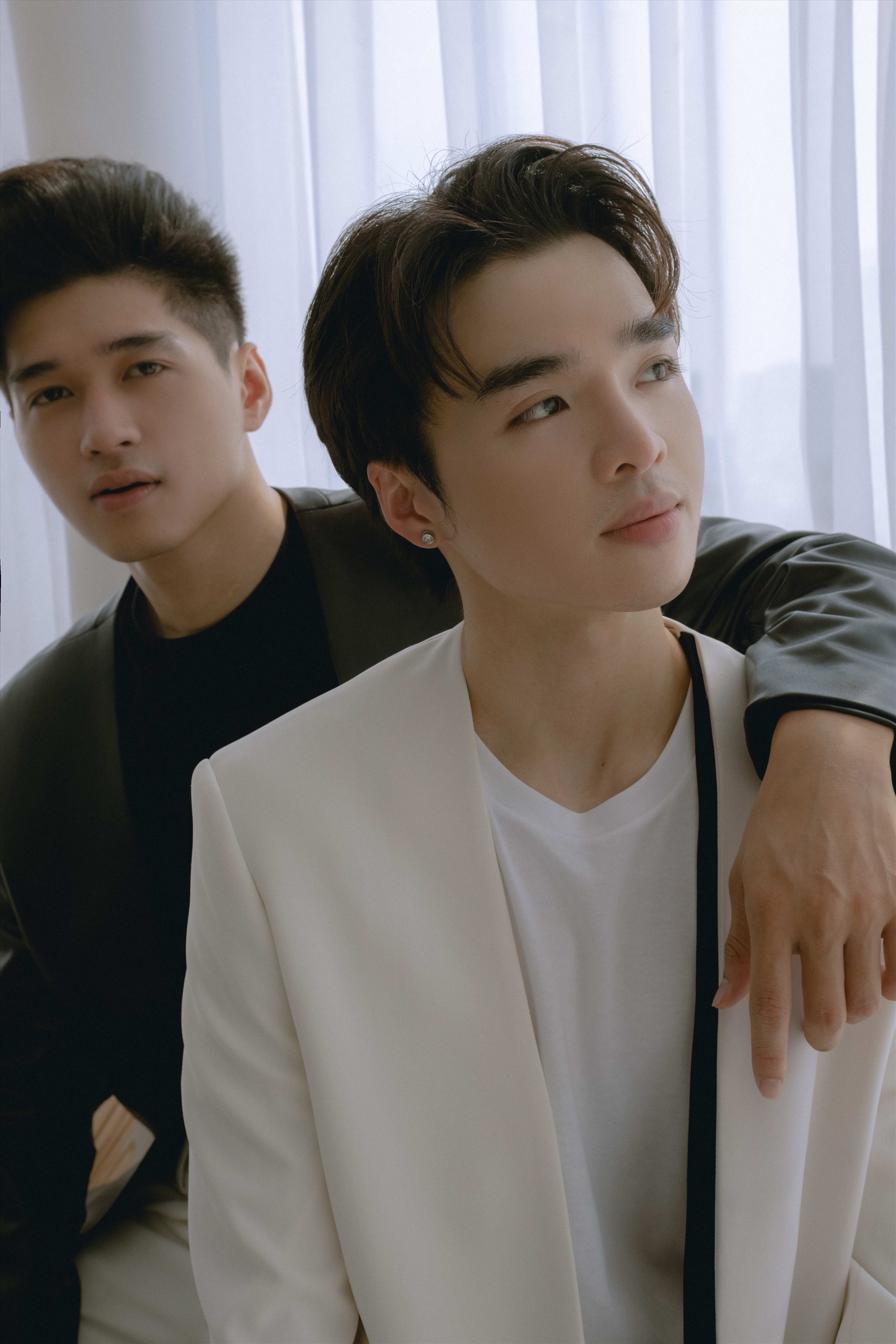 Tun Phạm và Ma Ran Đô đã thực hiện một bộ ảnh mới. Theo đó, cả hai đều diện trên mình những bộ vest thanh lịch cùng visual ấn tượng. Bộ ảnh nhanh chóng nhận được sự quan tâm lớn từ người hâm mộ, đa số đều dành những sự thích thú cho khoảnh khắc này của cả hai.