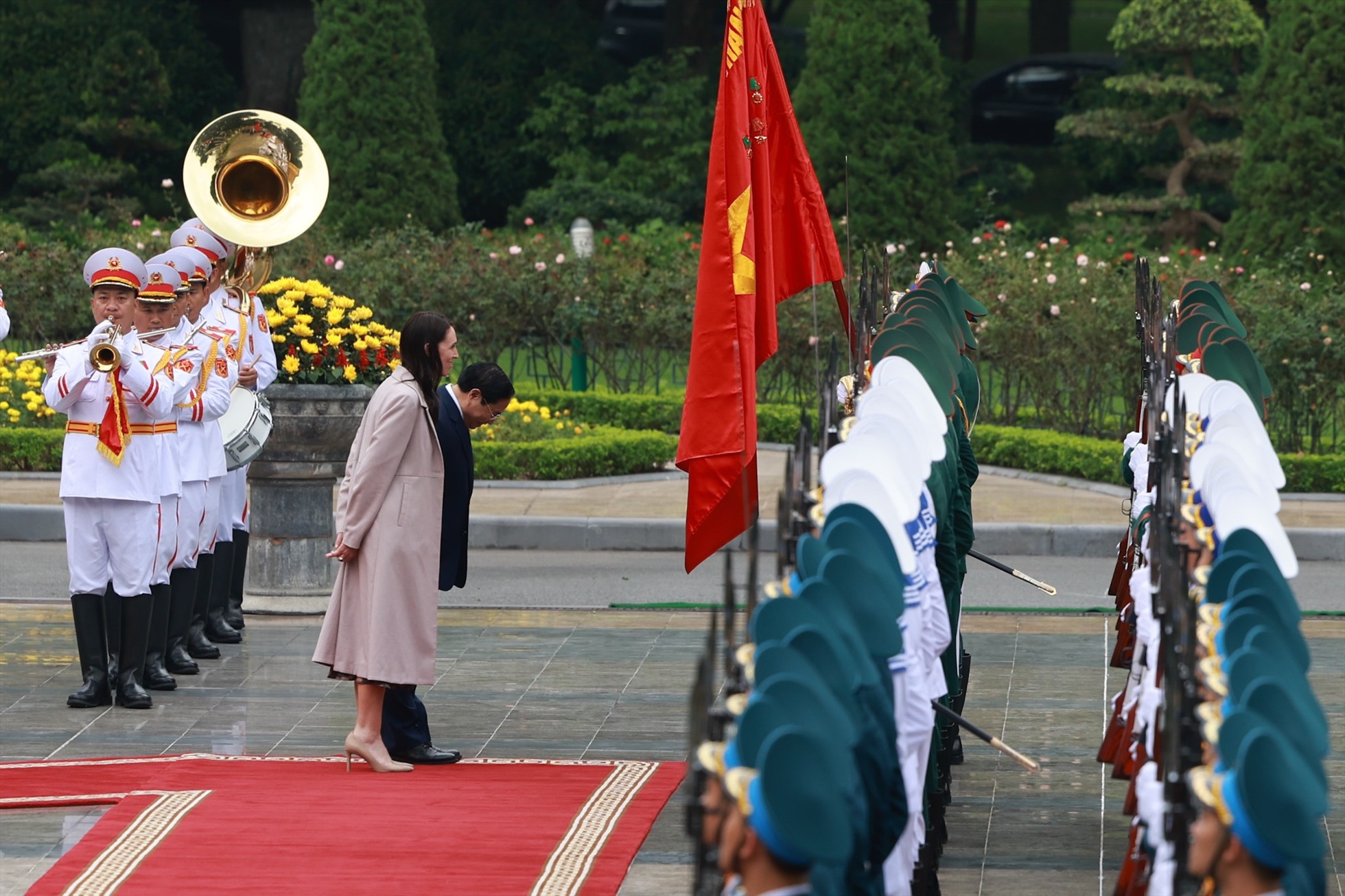 Hai nhà Lãnh đạo cùng bước tới chào Quốc kỳ hai nước. Ảnh: Hải Nguyễn