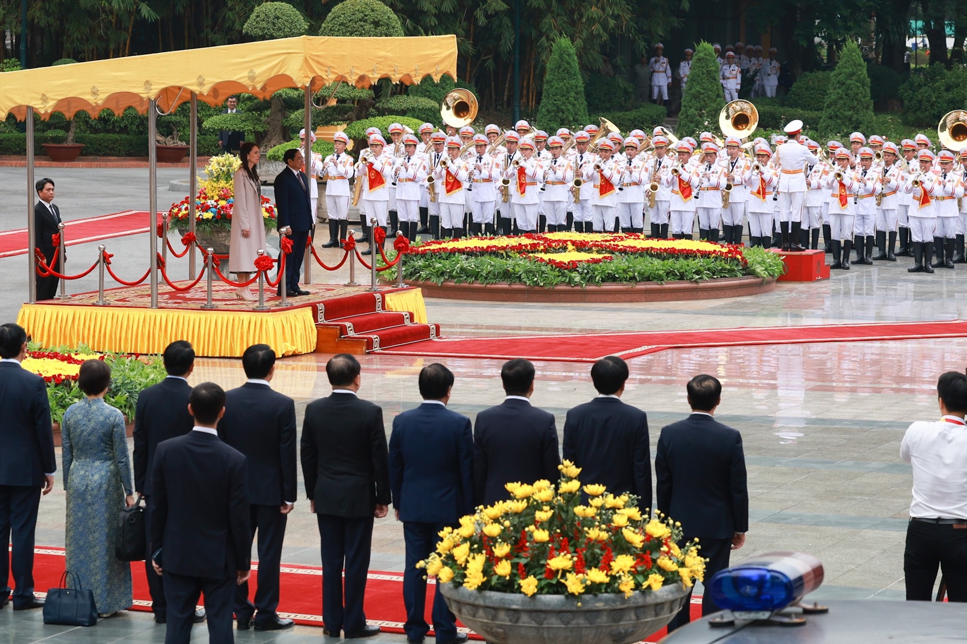 Khi hai Thủ tướng trang nghiêm tại bục danh dự, quốc thiều hai nước được cử lên. Ảnh: Hải Nguyễn
