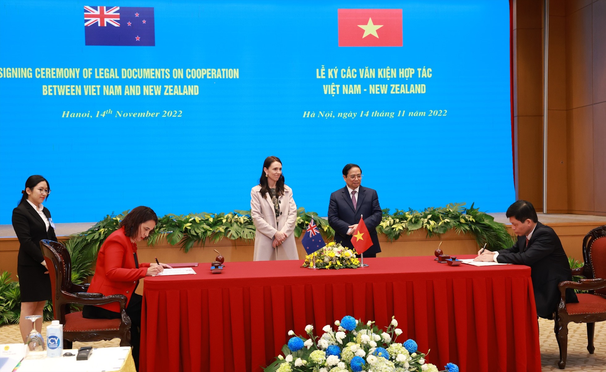 Thủ tướng Phạm Minh Chính và Thủ tướng New Zealand Jacinda Ardern chứng kiến lễ ký kết văn kiện hợp tác. Ảnh: Hải Nguyễn