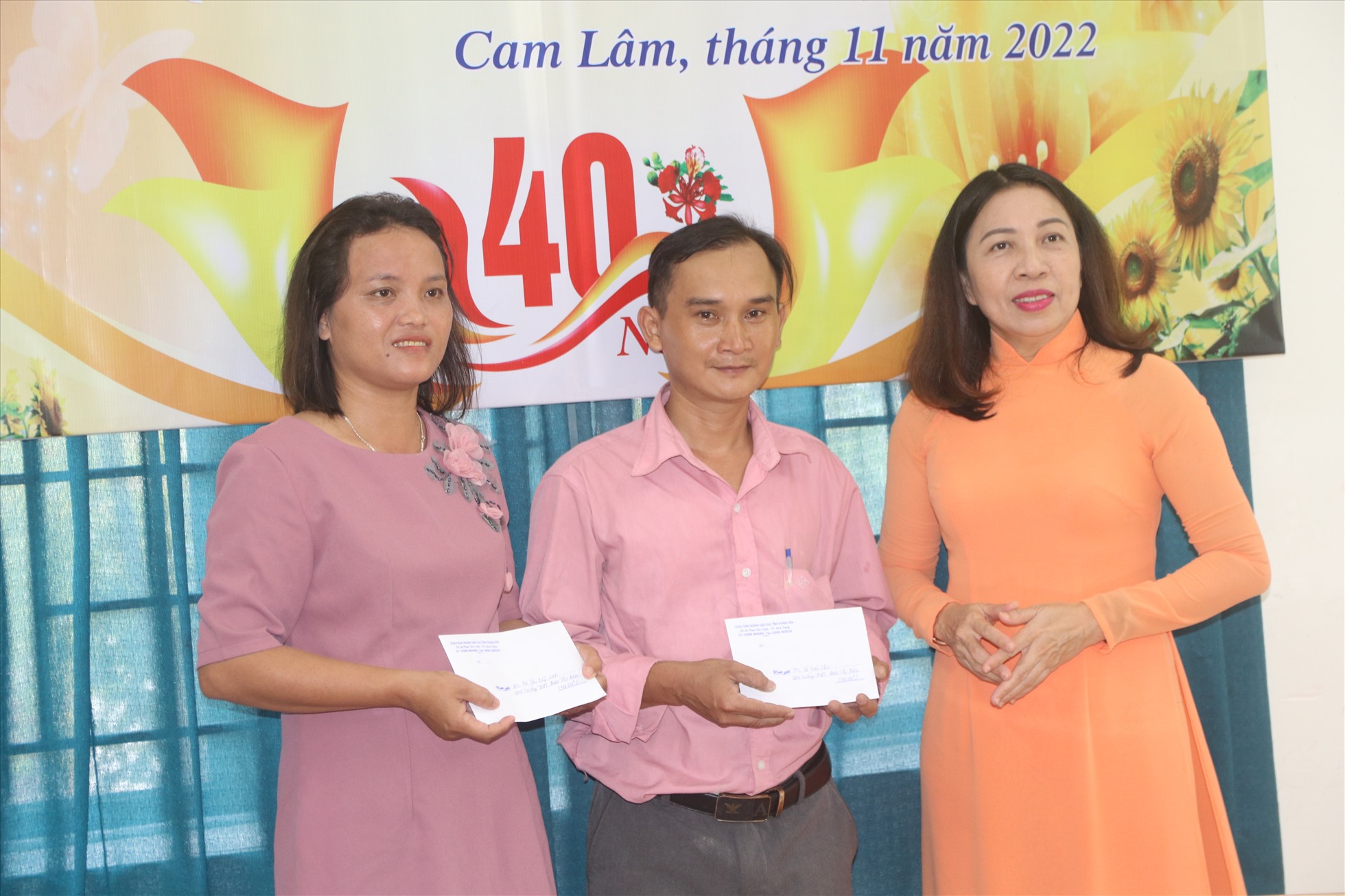 Bà Trương Minh Hà- Chủ tịch CĐ Ngành Giáo dục Khánh Hòa trao phần quà hỗ trợ giáo viên có hoàn cảnh khó khăn. Ảnh: P.Linh