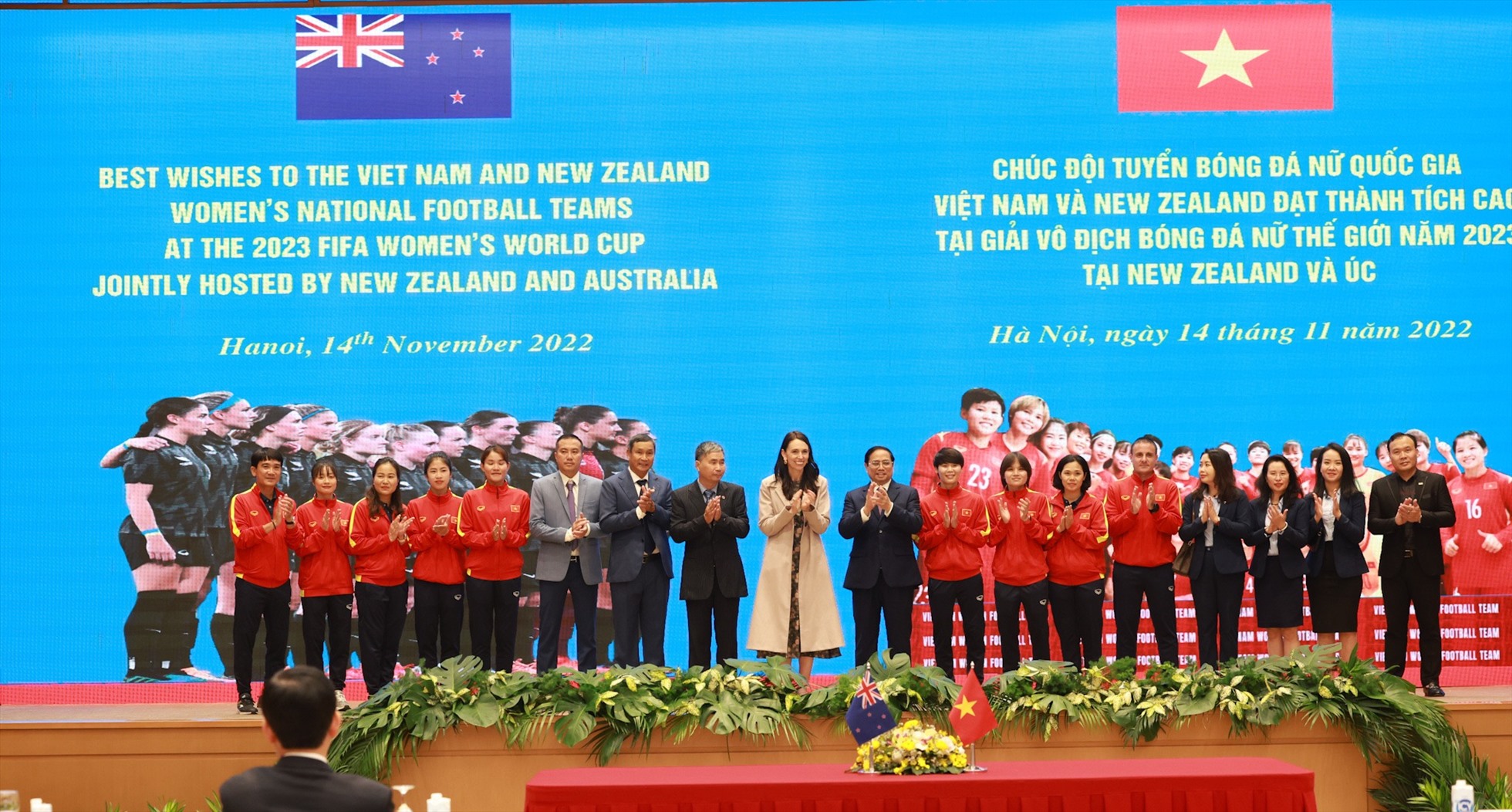 Thủ tướng Phạm Minh Chính và Thủ tướng New Zealand Jacinda Ardern chúc mừng Đội tuyển bóng đá nữ Việt Nam. Ảnh: Hải Nguyễn