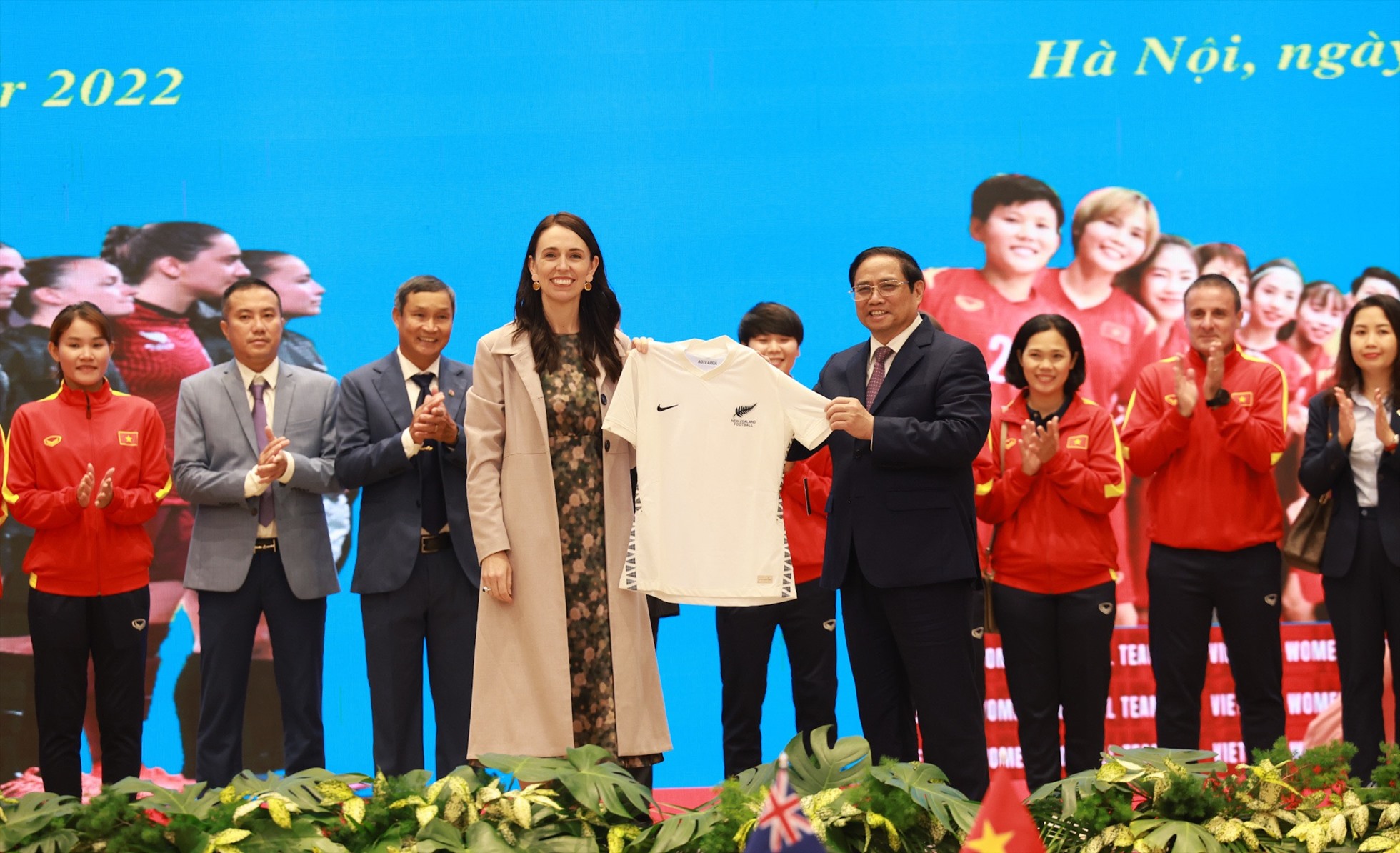 Thủ tướng New Zealand Jacinda Ardern tặng Thủ tướng Phạm Minh Chính chiếc áo thi đấu của Đội tuyển bóng đá nữ New Zealand. Ảnh: Hải Nguyễn
