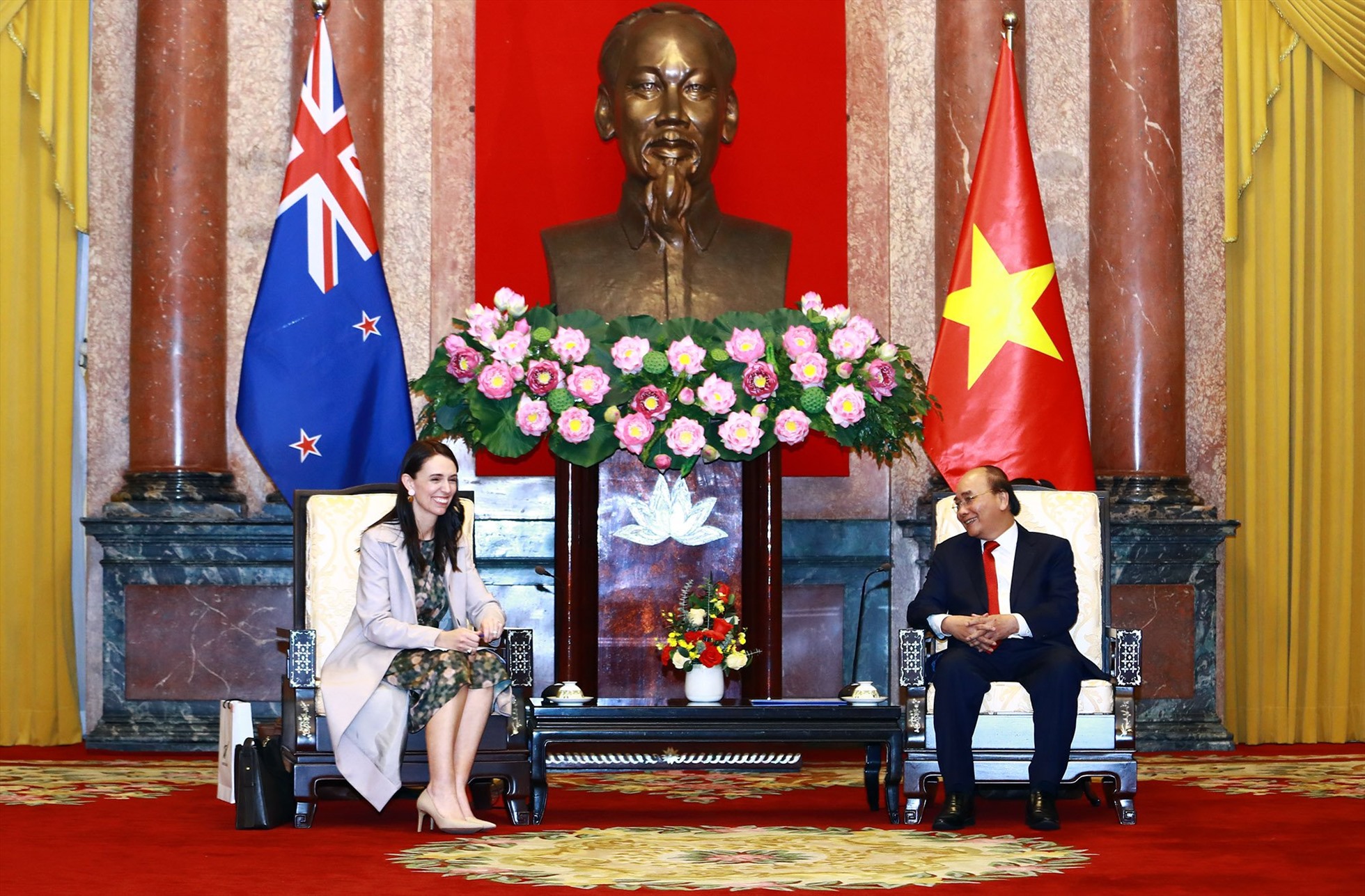 Chủ tịch nước Nguyễn Xuân Phúc đề nghị Thủ tướng Jacinda Ardern quan tâm thúc đẩy hợp tác giữa hai nước trong tình hình mới. Ảnh: Hải Nguyễn