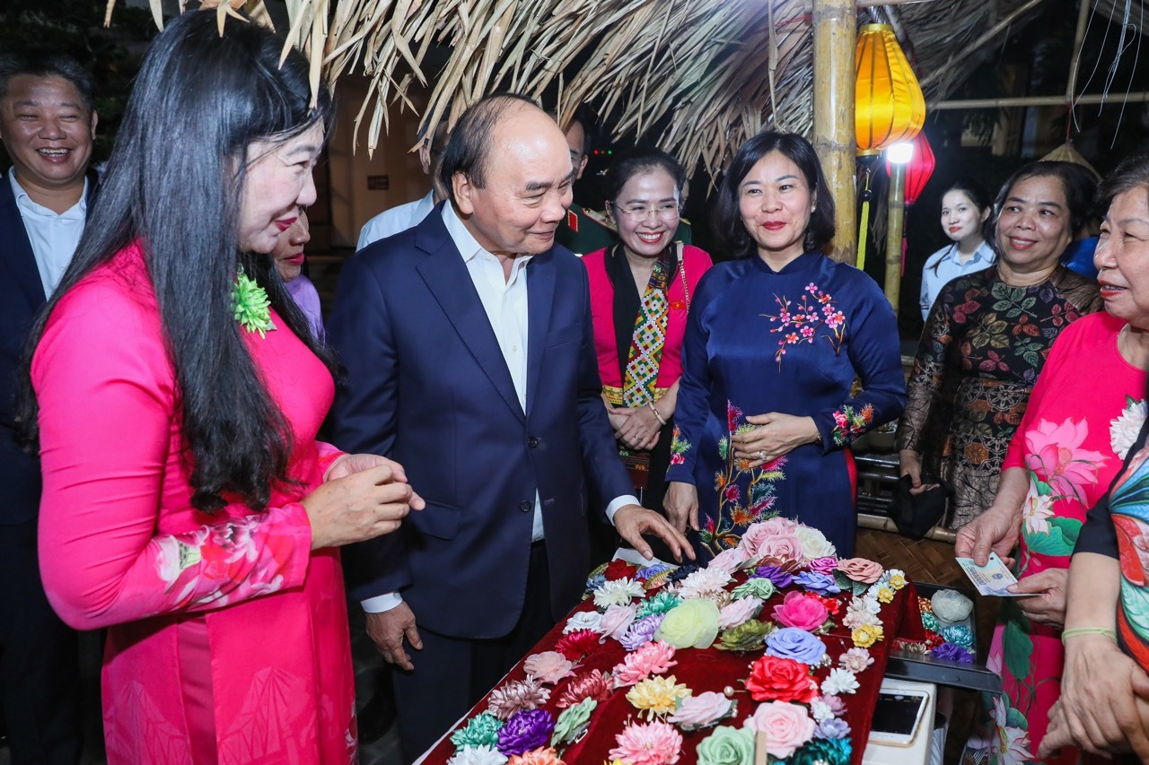Chủ tịch nước Nguyễn Xuân Phúc thăm khu trưng bày sản phẩm của phường Điện Biên (quận Ba Đình, Hà Nội). Ảnh: Phạm Đông