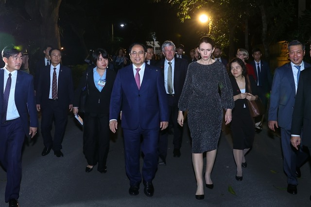 Thủ tướng Phạm Minh Chính và Thủ tướng New Zealand Jacinda Ardern cùng dạo bộ, thăm Nhà sàn Bác Hồ trong Khu Di tích Phủ Chủ tịch. Ảnh: VGP