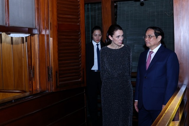 Thủ tướng Phạm Minh Chính đã giới thiệu với Thủ tướng New Zealand Jacinda Ardern về nhà sàn Bác Hồ, cùng cuộc đời và sự nghiệp của Chủ tịch Hồ Chí Minh, Anh hùng giải phóng dân tộc, danh nhân văn hóa thế giới. Ảnh: VGP