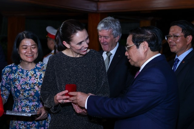 Thủ tướng Phạm Minh Chính tặng Thủ tướng New Zealand huy hiệu in hình Chủ tịch Hồ Chí Minh. Ảnh: VGP