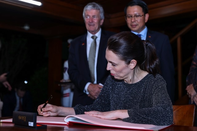 Thủ tướng New Zealand ghi lưu bút bày tỏ xúc động, sự kính trọng đối với Chủ tịch Hồ Chí Minh. Ảnh: VGP