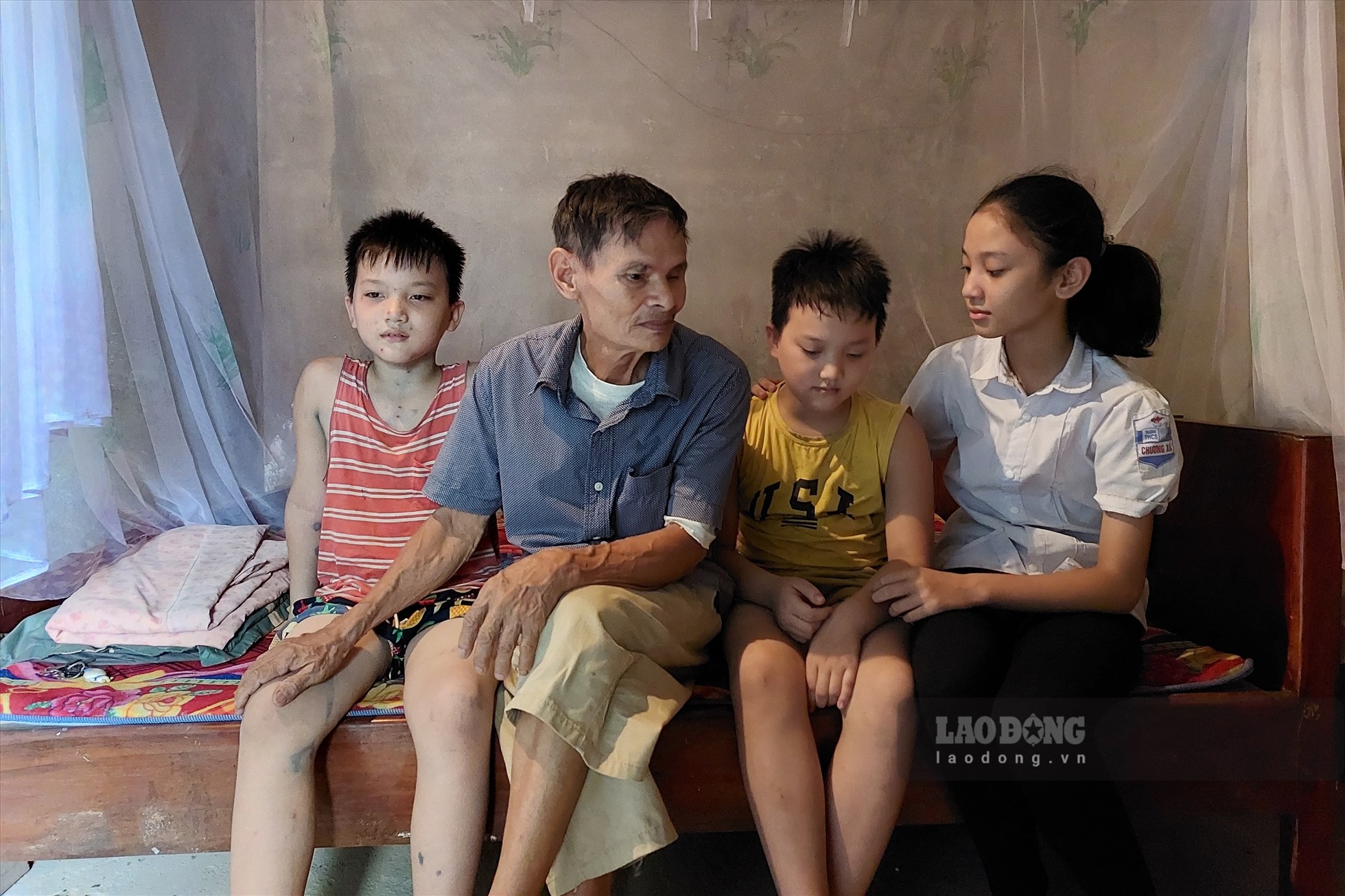 Ông Trần Văn Công và 3 cháu nhỏ mồ côi cha mẹ.