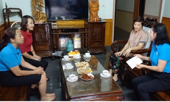 Trao quà cho đoàn viên Nguyễn Thị Anh Thơ bị bệnh hiểm nghèo, công tác ở Trường THCS Đức Thuận. Ảnh: TH.