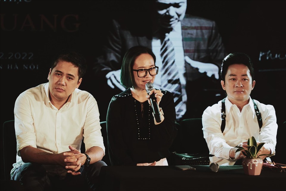 Con gái nhạc sĩ Phú Quang - nghệ sĩ Trinh Hương và chồng - nghệ sĩ violon Bùi Công Duy và nam ca sĩ Tùng Dương có nhiều chia sẻ trong buổi họp báo trước đêm nhạc. Ảnh: BTC