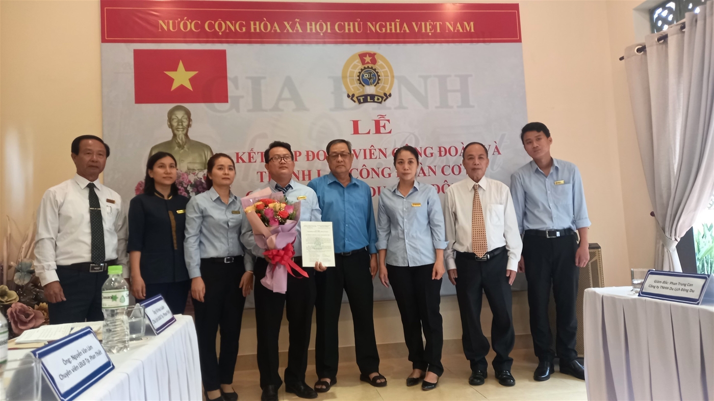 Chủ tịch LĐLĐ TP.Phan Thiết trao quyết định thành lập CĐCS Cty TNHH du lịch Đông Du. Ảnh: NVL