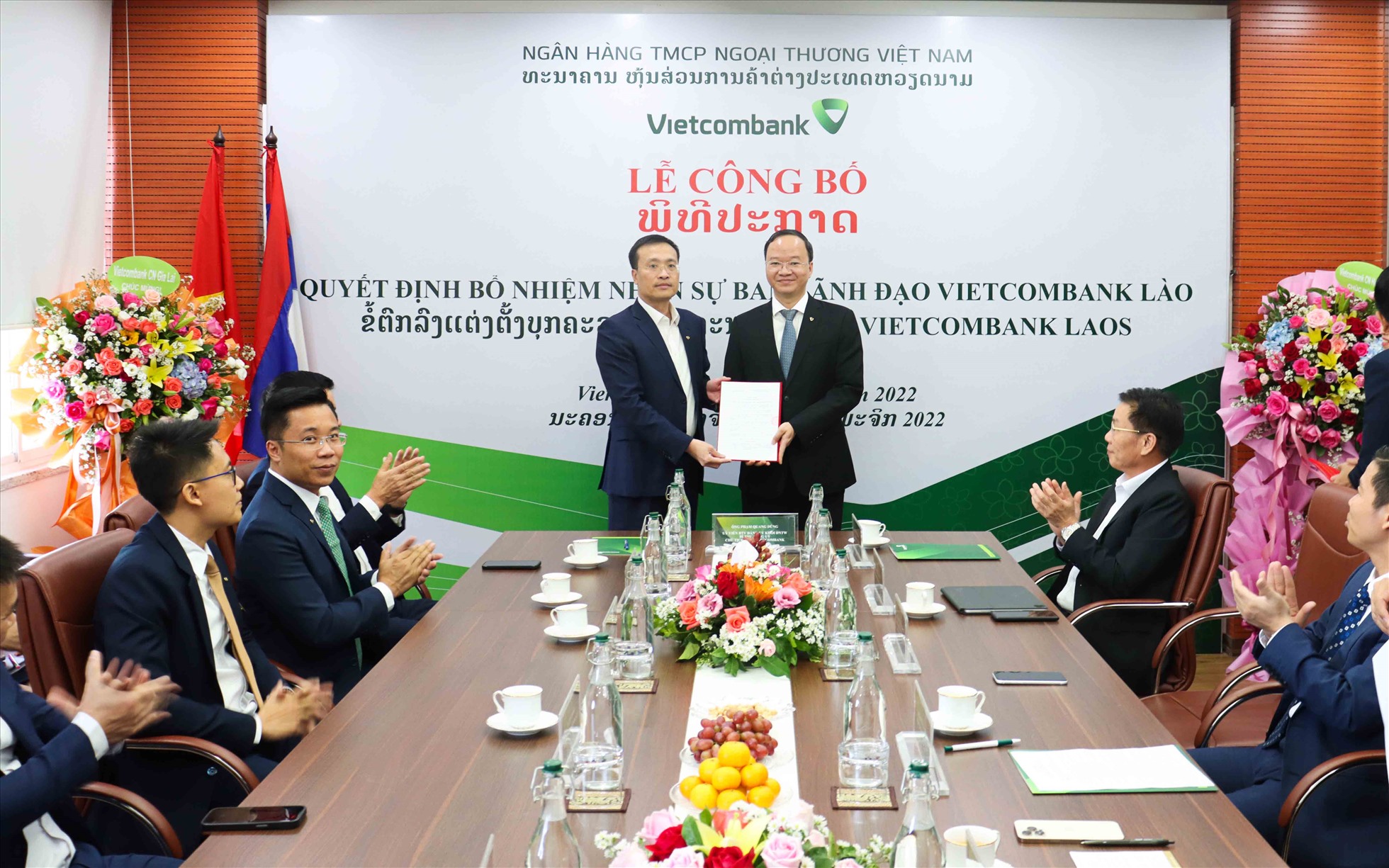 Chủ tịch HĐQT Vietcombank Phạm Quang Dũng (bên trái) trao quyết định bổ nhiệm Chủ tịch HĐQT VCB Lào cho ông Lê Quang Vinh. Ảnh: NH