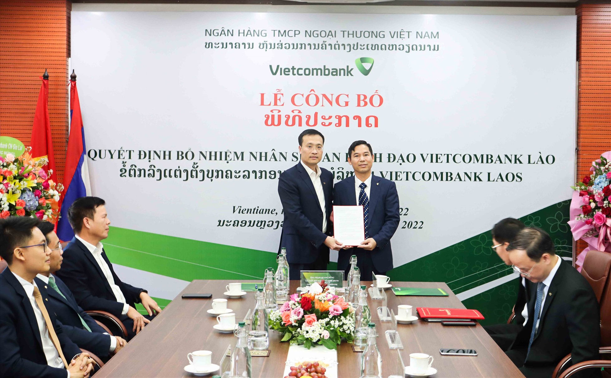 Chủ tịch HĐQT Vietcombank Phạm Quang Dũng (bên trái) trao quyết định bổ nhiệm Thành viên HĐQT VCB Lào cho ông Nguyễn Quang Minh. Ảnh: NH