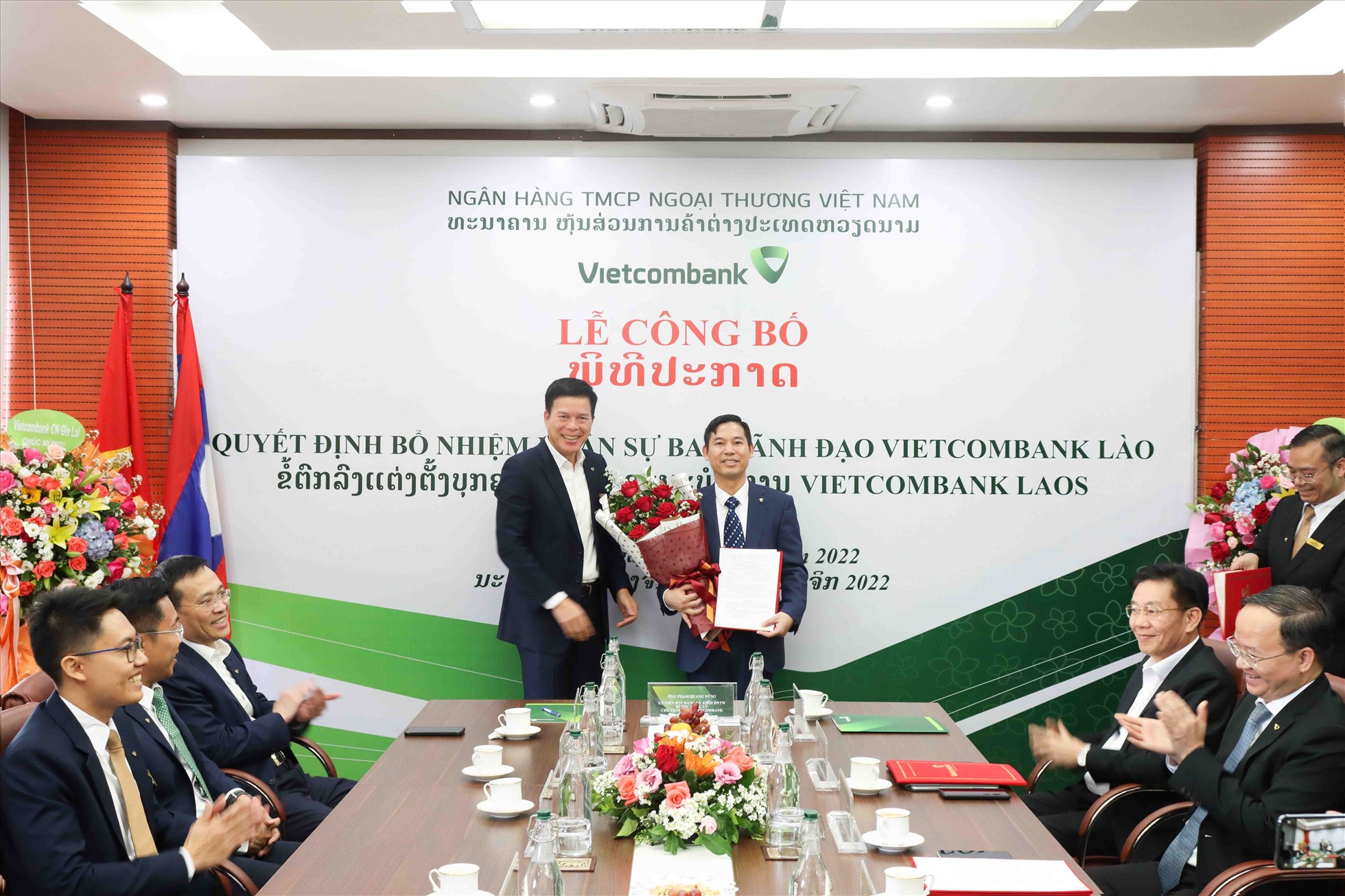 Ông Phạm Mạnh Thắng - Phó Tổng Giám đốc Vietcombank kiêm Chủ tịch HĐQT VCB Lào (bên trái) trao quyết định bổ nhiệm Tổng Giám đốc VCB Lào cho ông Nguyễn Quang Minh. Ảnh: NH