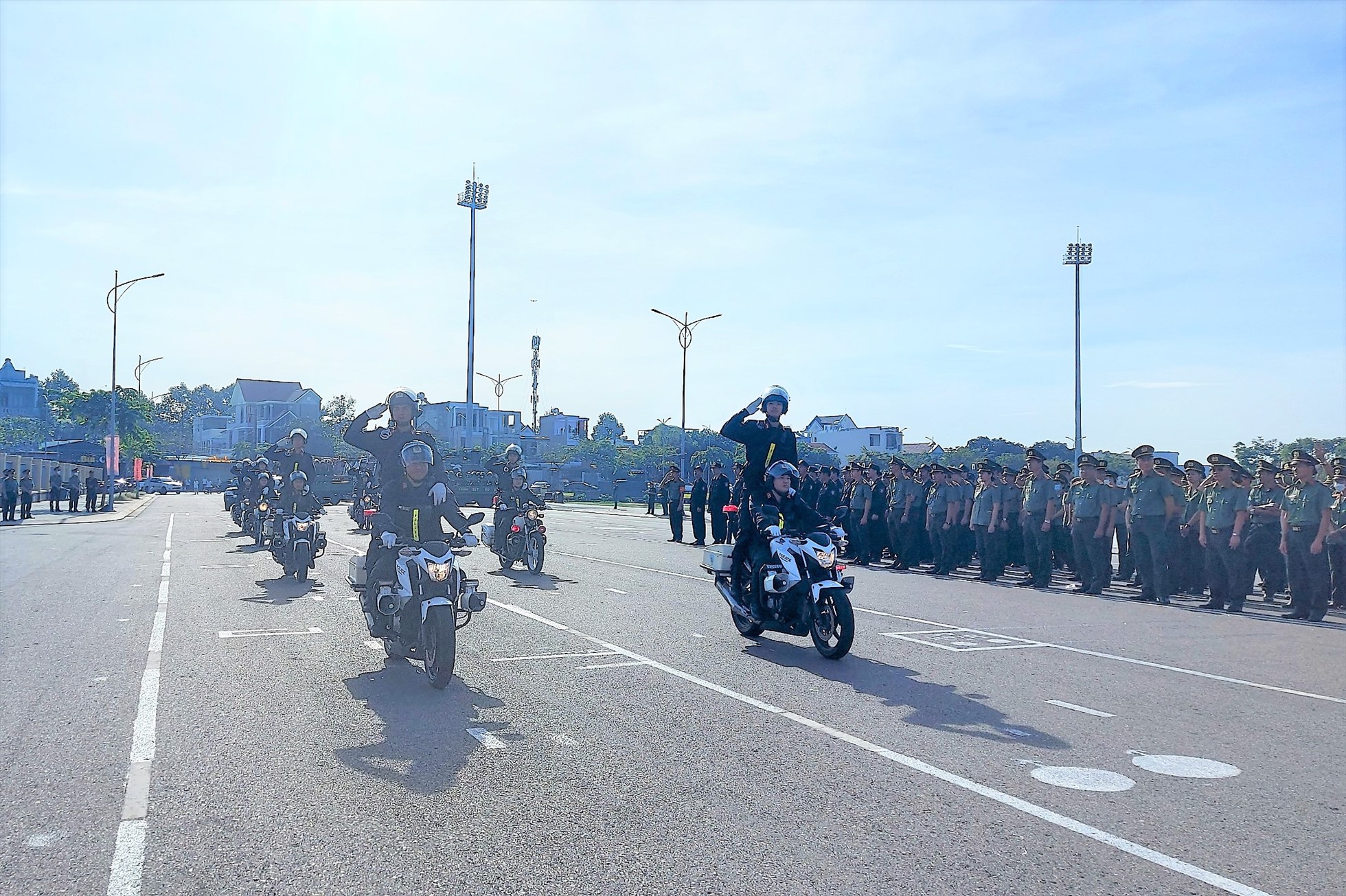 Lực lượng công an tỉnh diễu hành trong lễ ra quân.