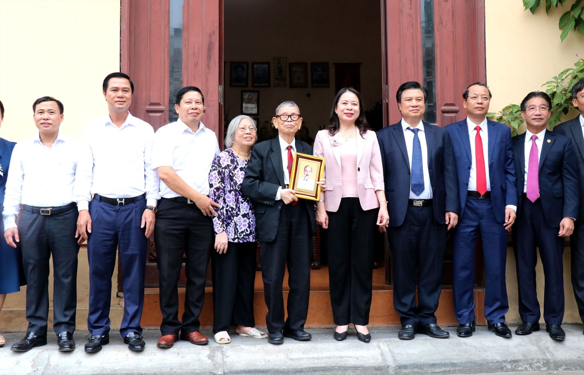 Phó Chủ tịch nước Võ Thị Ánh Xuân tặng bức ảnh chân dung Chủ tịch Hồ chí Minh cho nhà giáo Nguyễn Đức Thìn. Ảnh: TTXVN