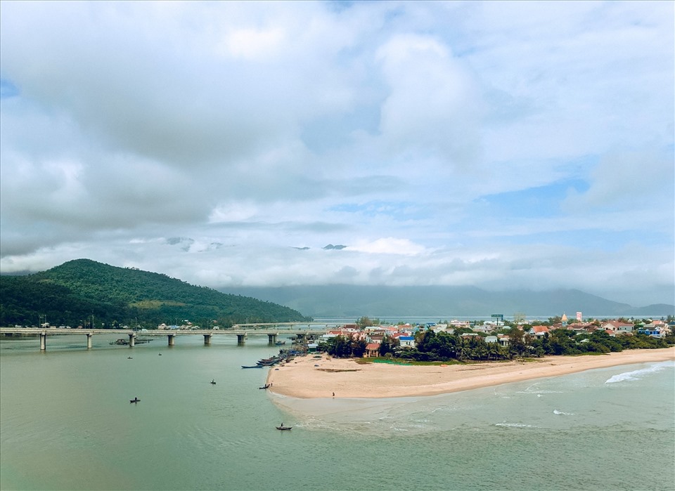 Hướng Bắc của đèo Hải Vân, bạn sẽ bắt gặp những làng chài, vịnh Lăng Cô với những bãi biển xanh như ngọc.